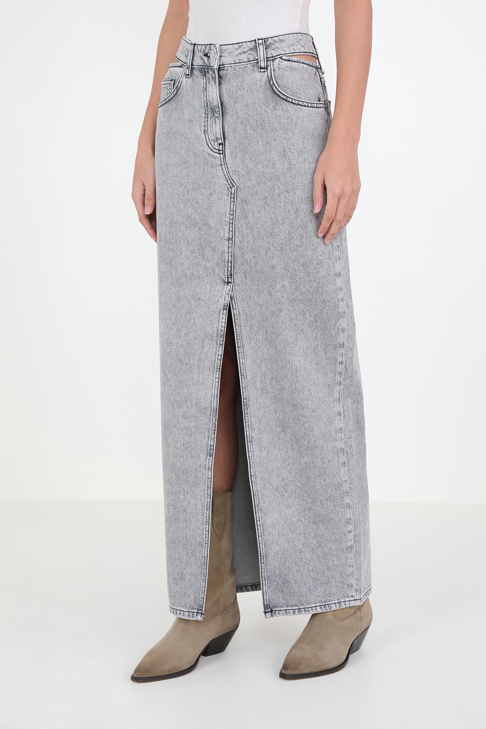 תמונת דוגמן קידמית של חצאית ג'ינס מקסי