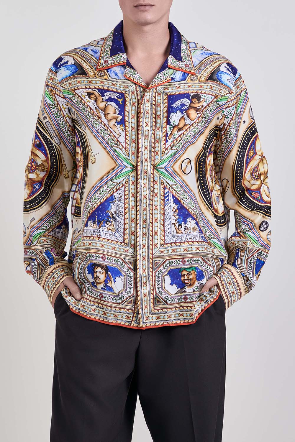 תמונת דוגמן קידמית של חולצת מכופתרת בגזרה משוחררת