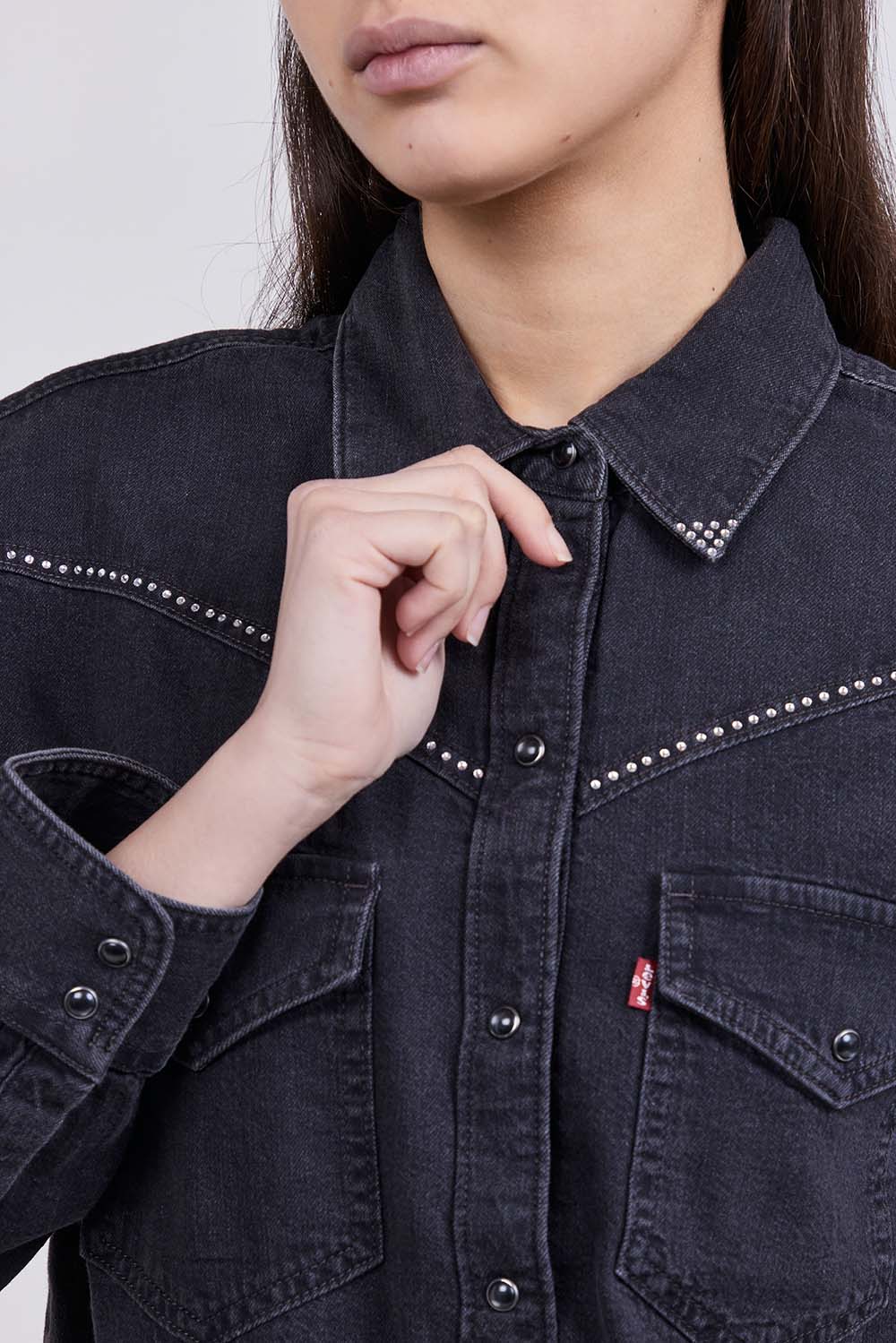 תמונת תקריב דוגמן של חולצה מכופתרת ארוכה