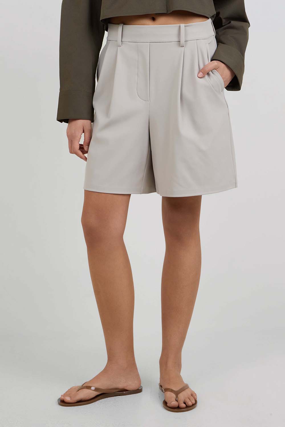 תמונת דוגמן קידמית של Daydrift Pleated High-Rise Short 7