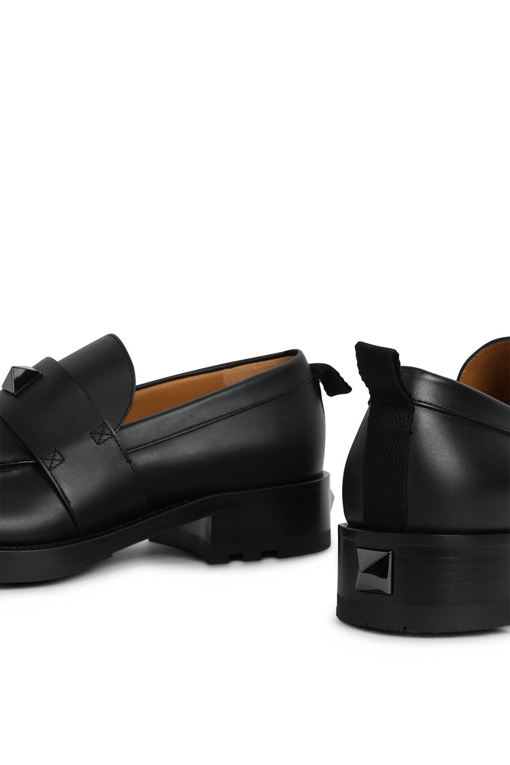 תמונת תקריב של נעלי מוקסין רומן מעור בגוון שחור