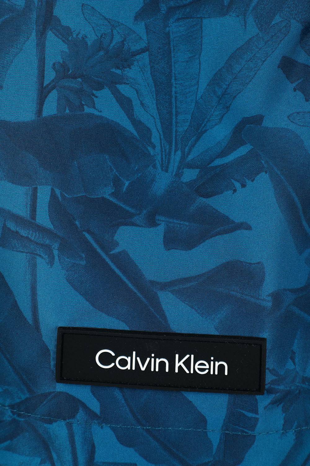 תמונה אחורית של מכנסי בגד ים כחולים עם הדפס בוטני