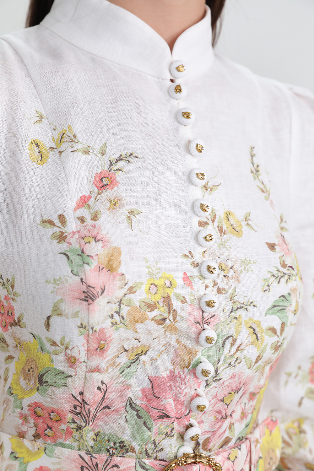 תמונת תקריב דוגמן של שמלת מיני