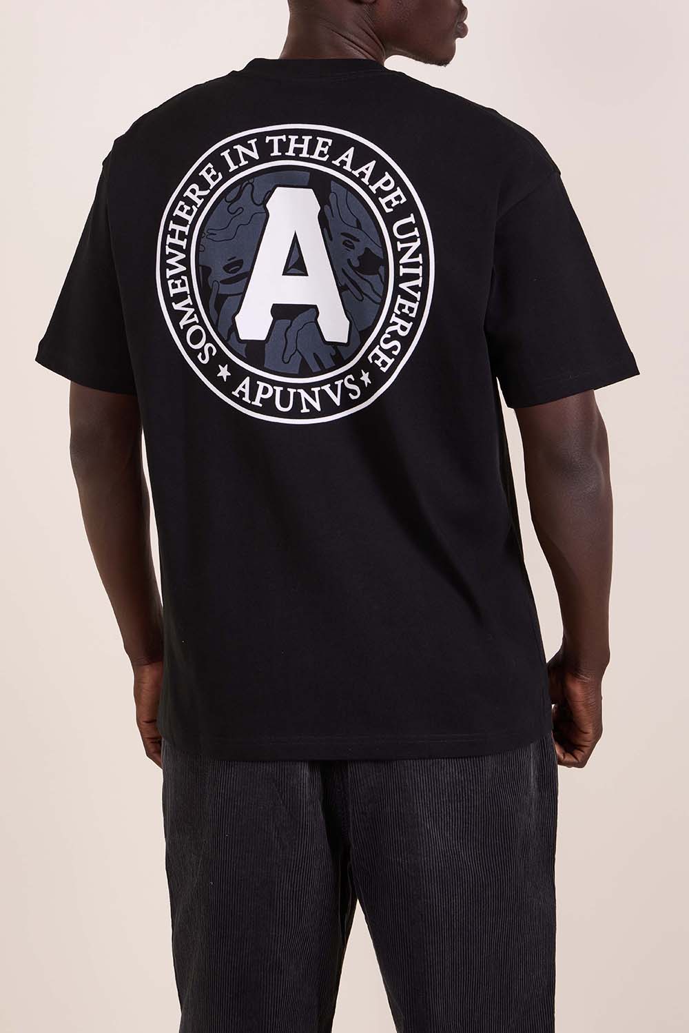 תמונת דוגמן אחורית של חולצת טי בגזרה רגילה