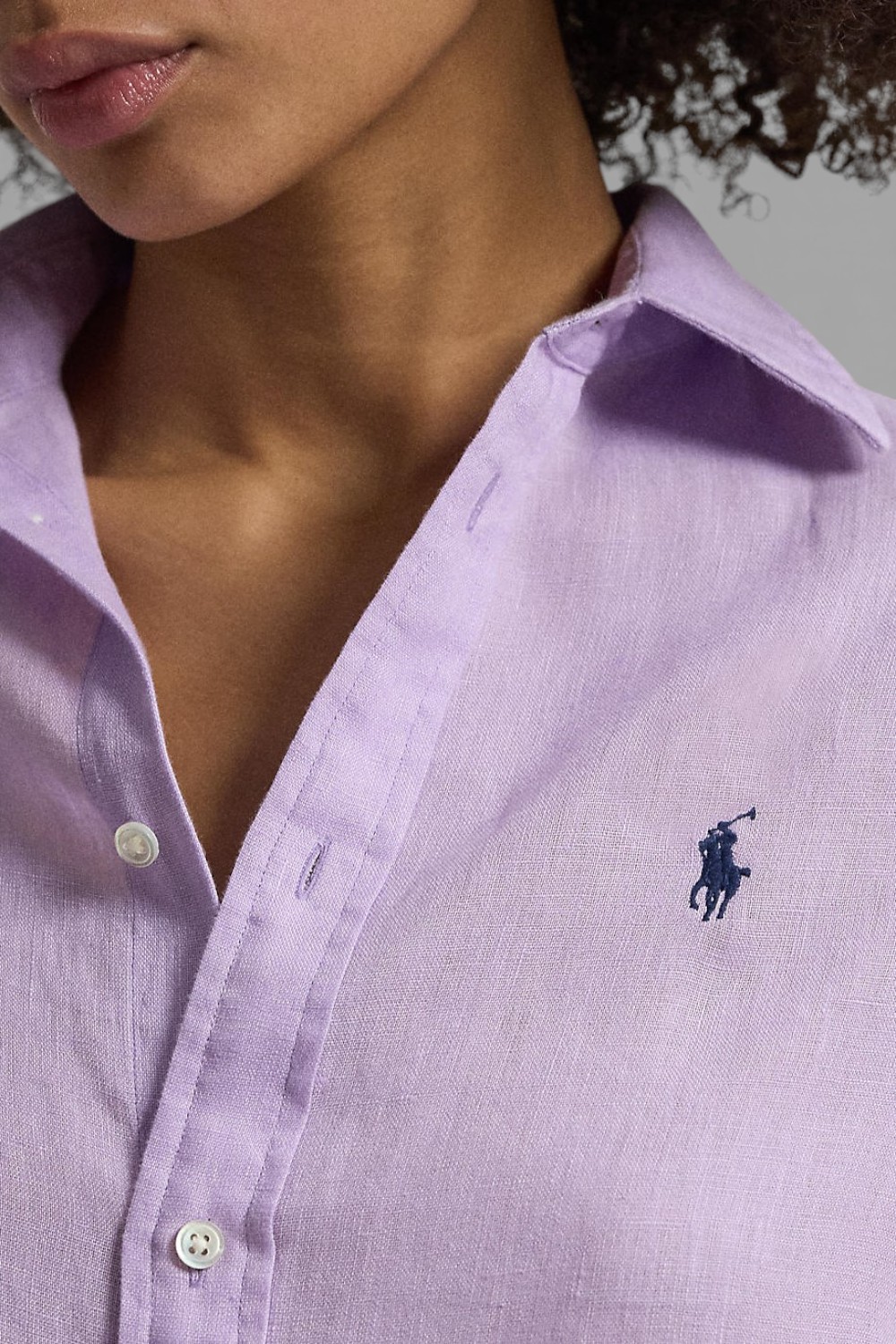 תמונת תקריב דוגמן של חולצה מכופתרת