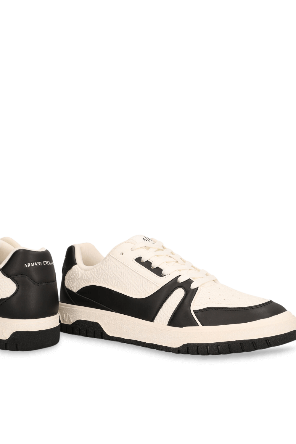 תמונת תקריב של נעלי סניקרס