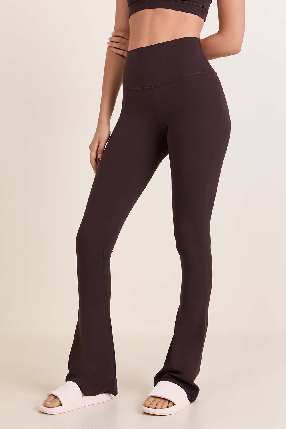 תמונת דוגמן קידמית של Align&trade; Mini-Flare Pant *Regular