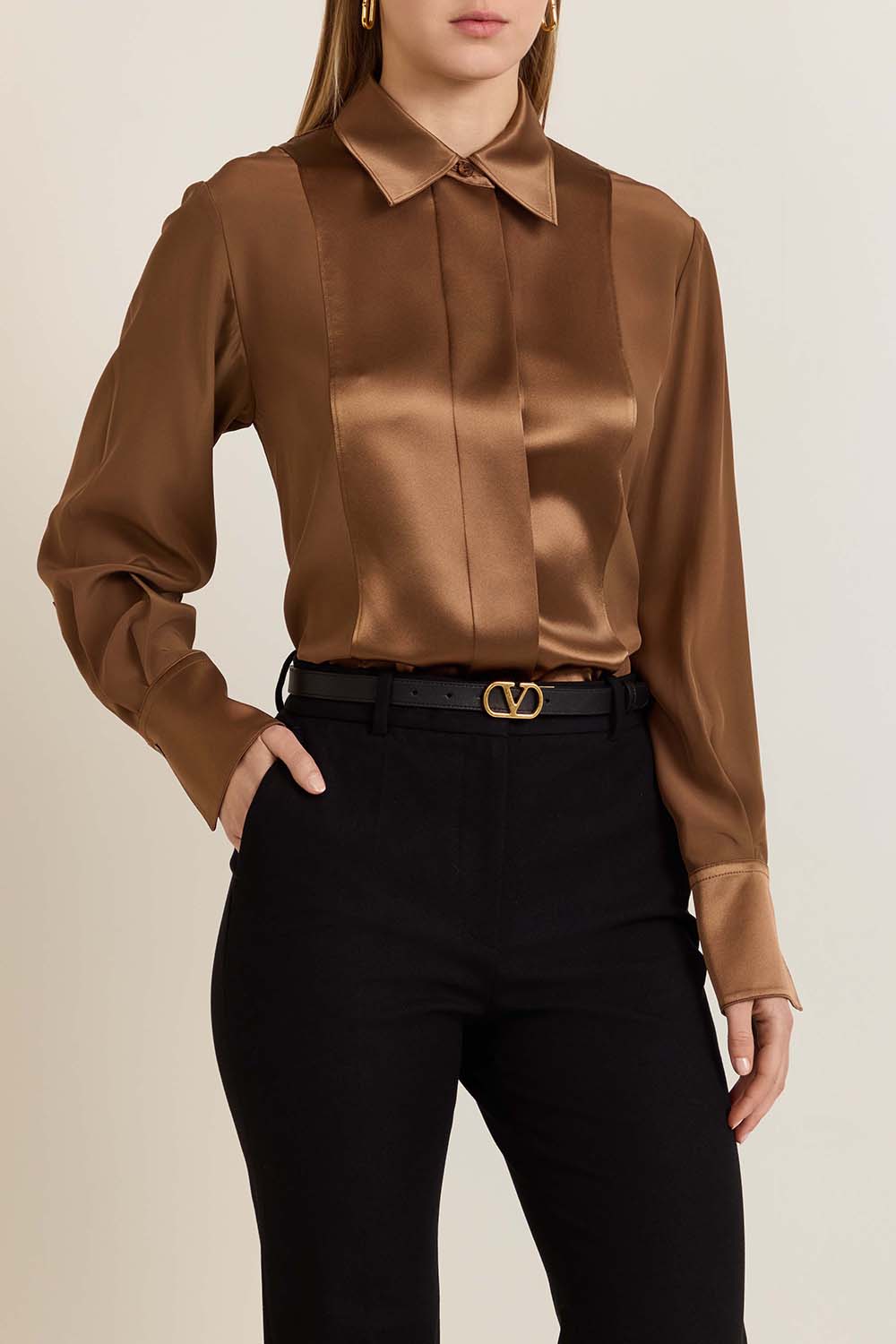 תמונת דוגמן קידמית של חולצה מכופתרת