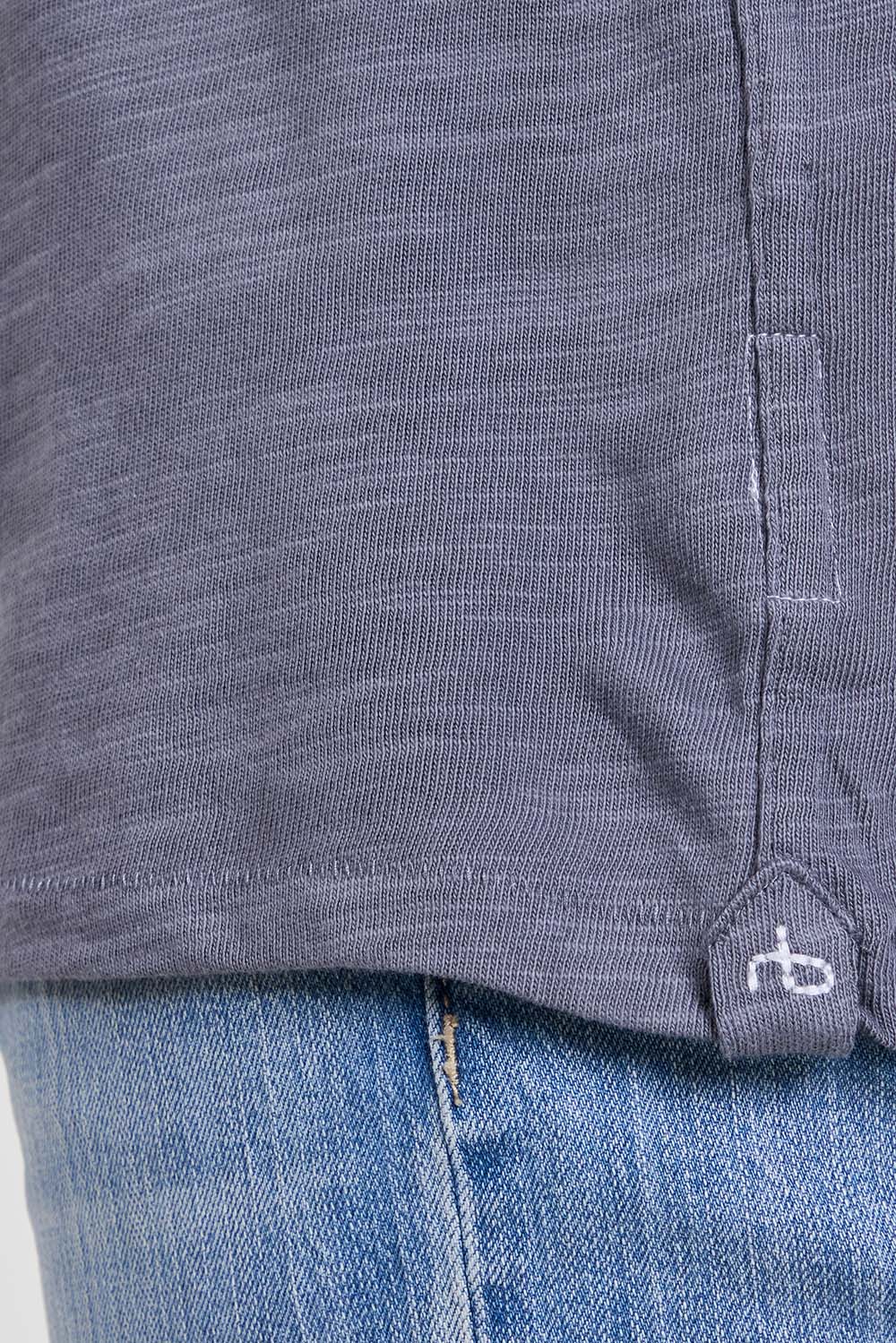 תמונת תקריב דוגמן של חולצת טי