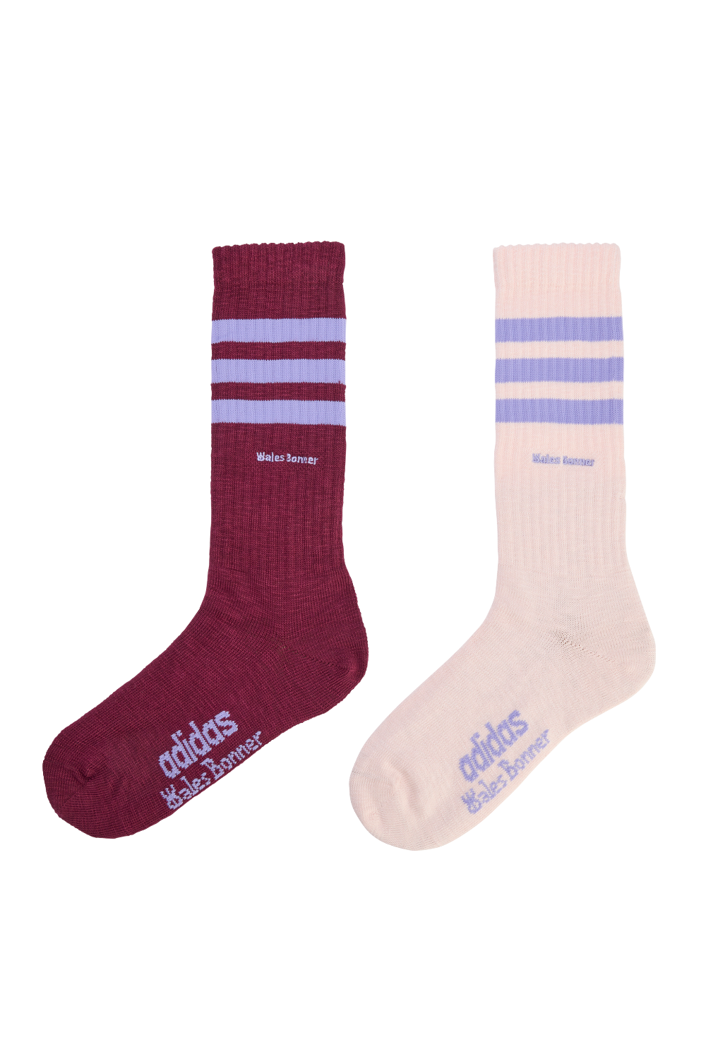 תמונה קידמית של שני זוגות גרביים