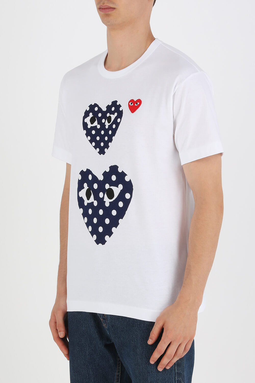 תמונת דוגמן קידמית של חולצת טי עם הדפס לבבות מנוקד
