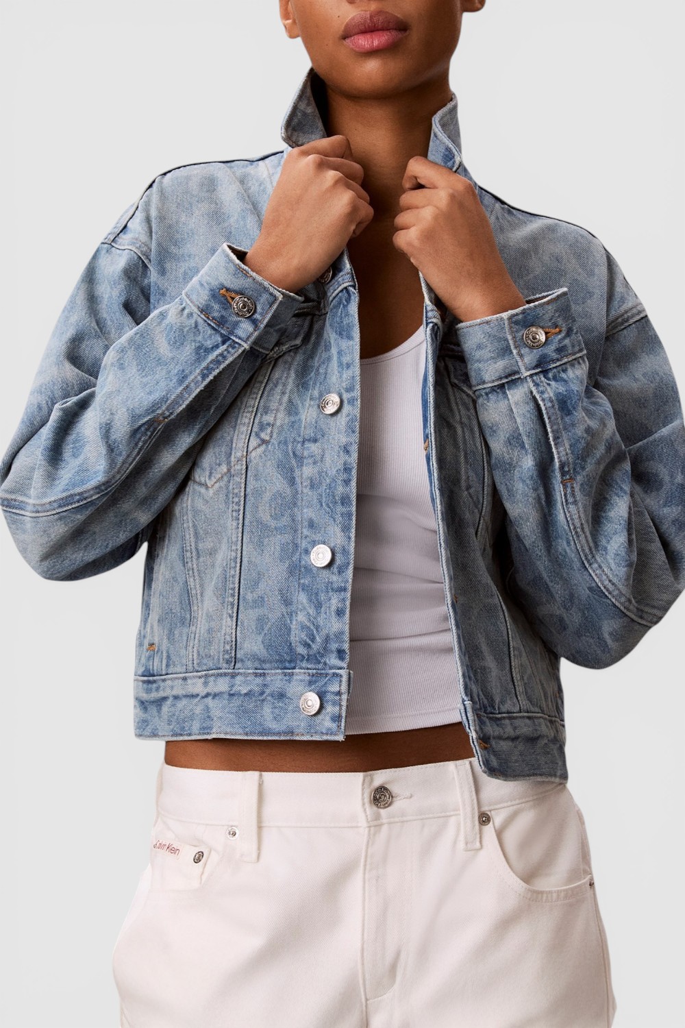 תמונת דוגמן קידמית של ז׳קט ג׳ינס