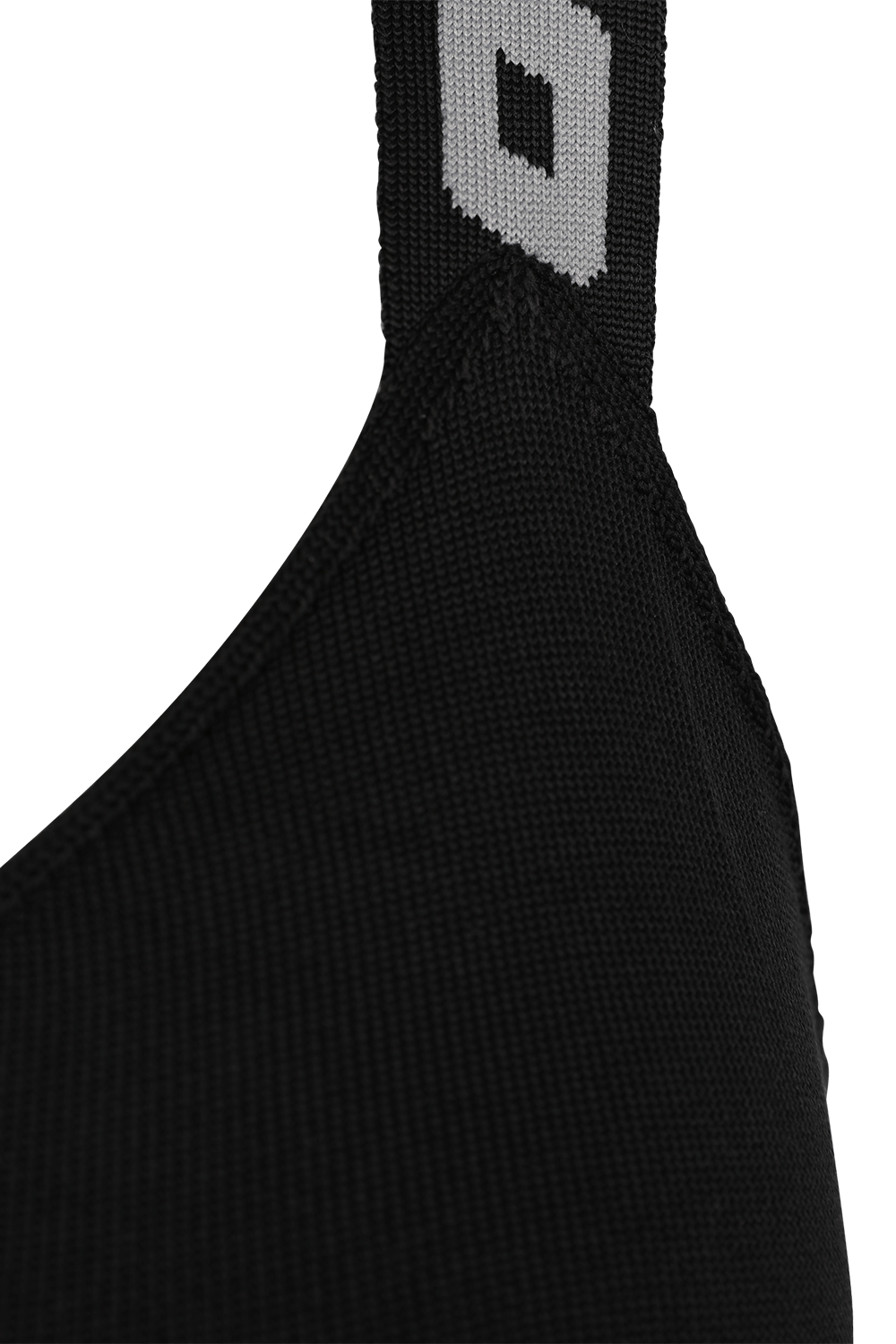 תמונת תקריב של גופיית ריב עם רצועות לוגו