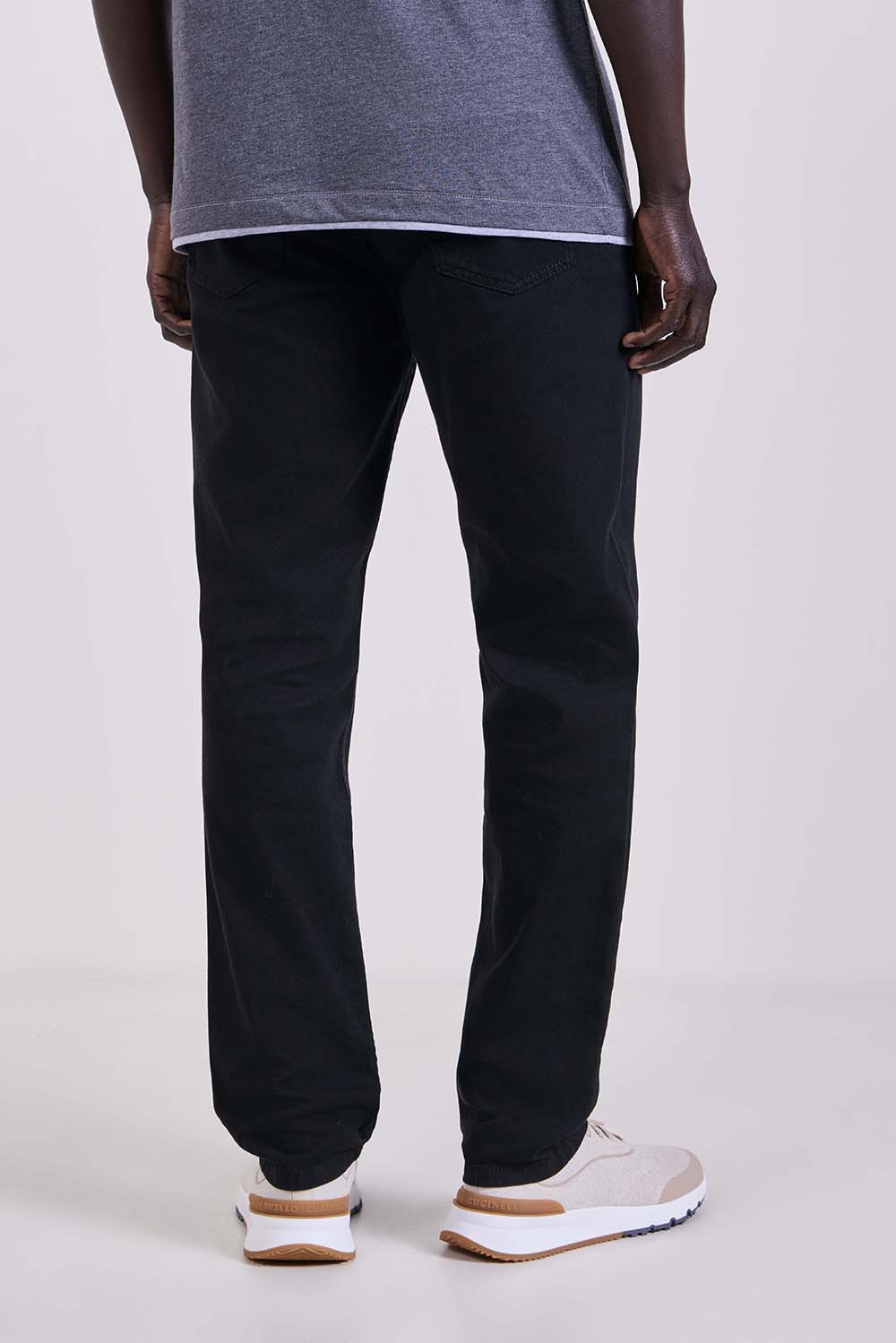 תמונת דוגמן אחורית של מכנסי ג'ינס בגזרה ישרה