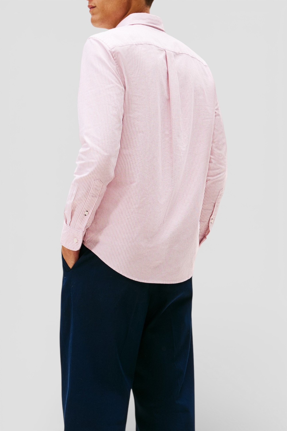 תמונת דוגמן אחורית של חולצה מכופתרת