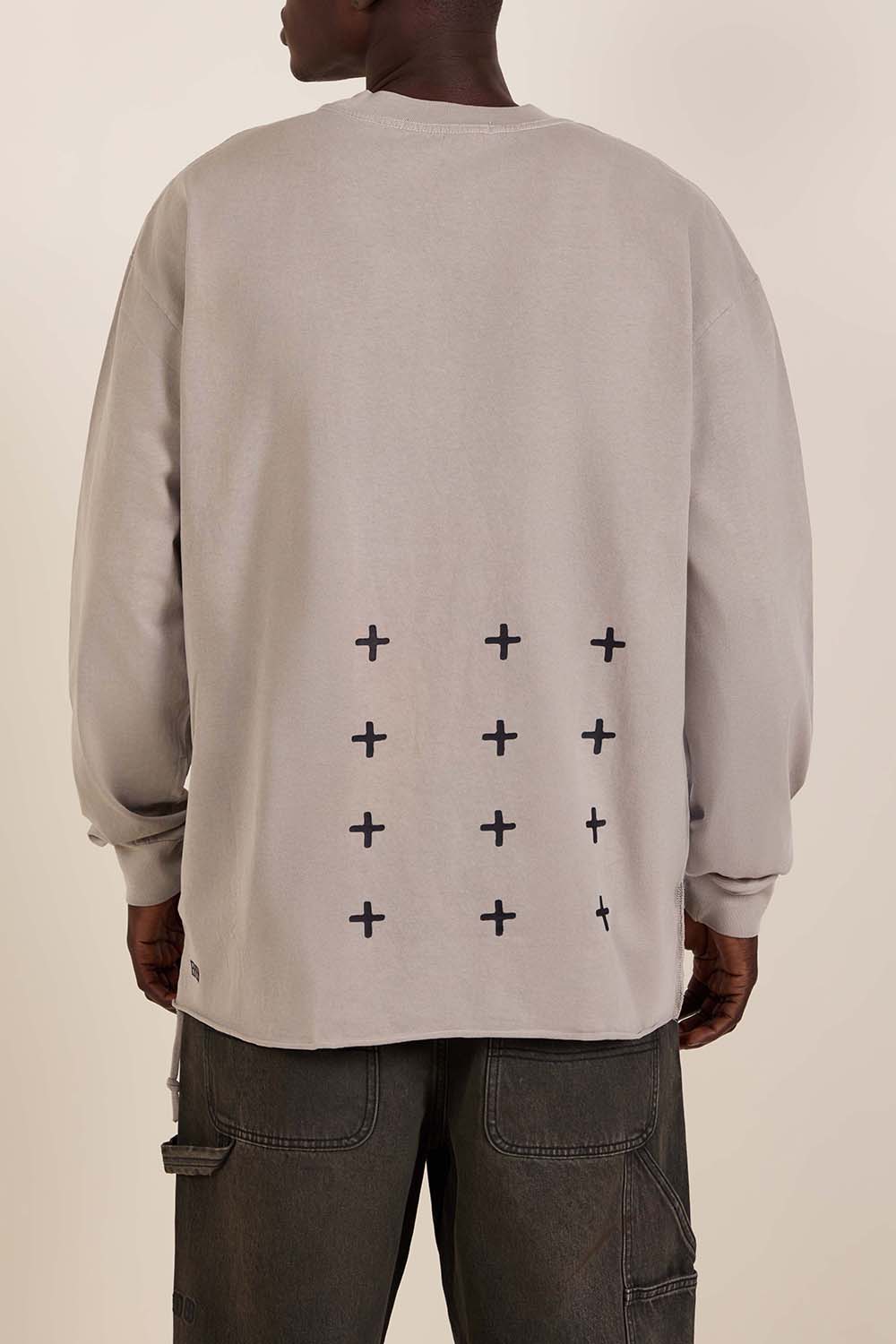 תמונת תקריב דוגמן של חולצת טי שרוולים ארוכים