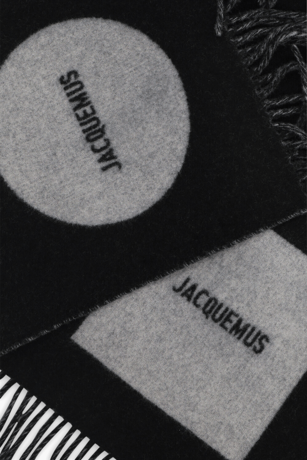 תמונת תקריב של צעיף עם לוגו ג'קרד