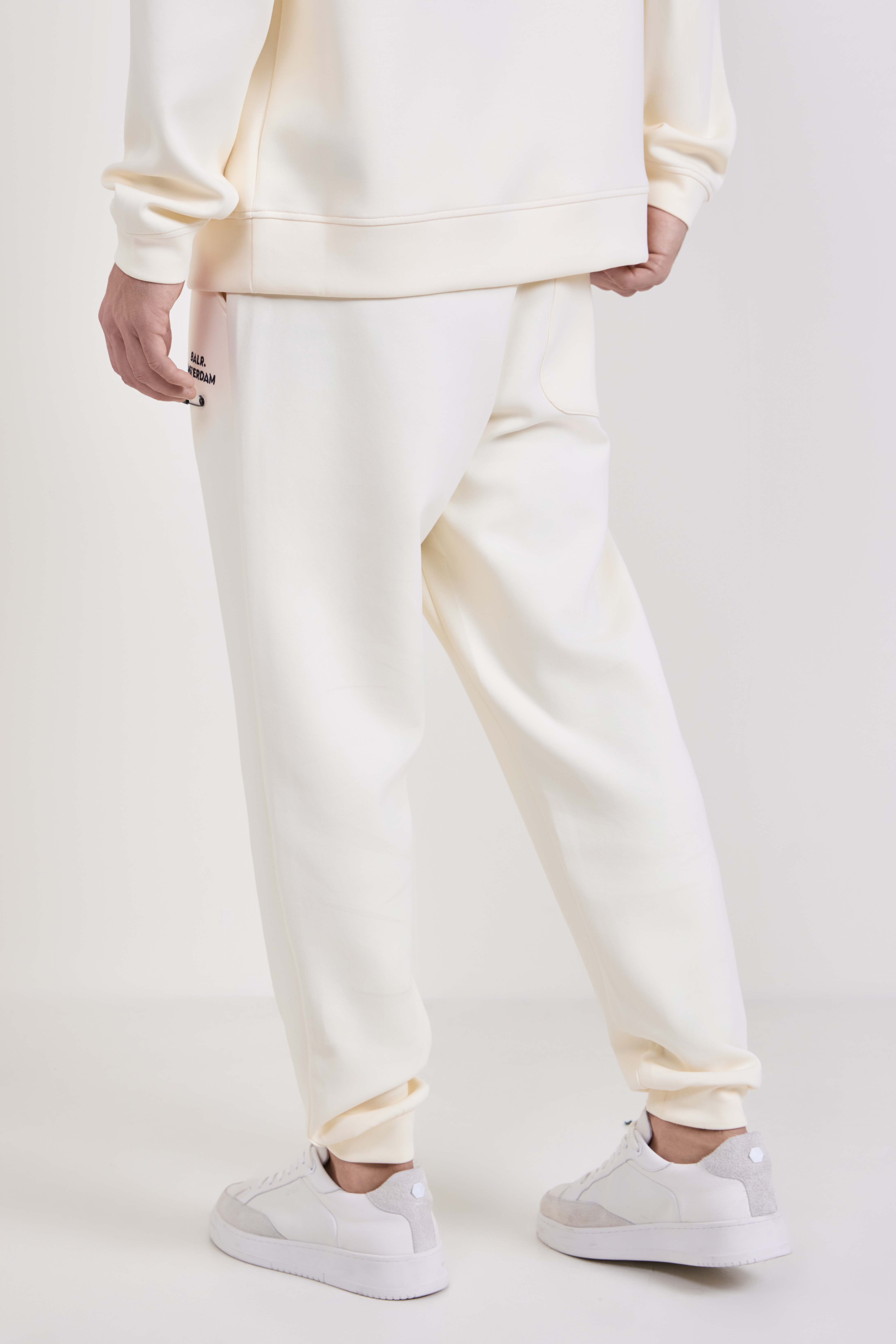 תמונת דוגמן אחורית של מכנסי ג'וגר