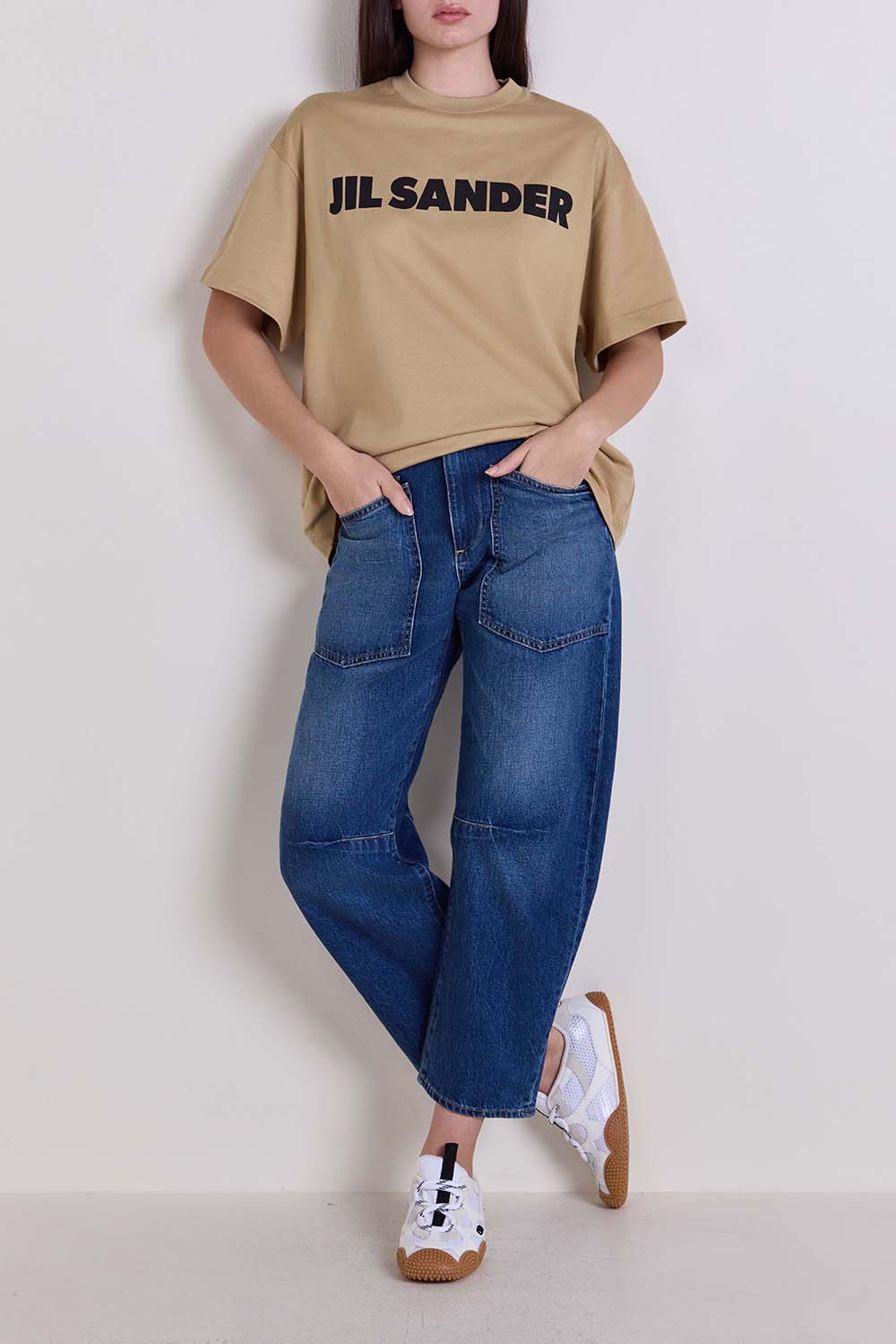 תמונת דוגמן קידמית של נעלי סניקרס עור