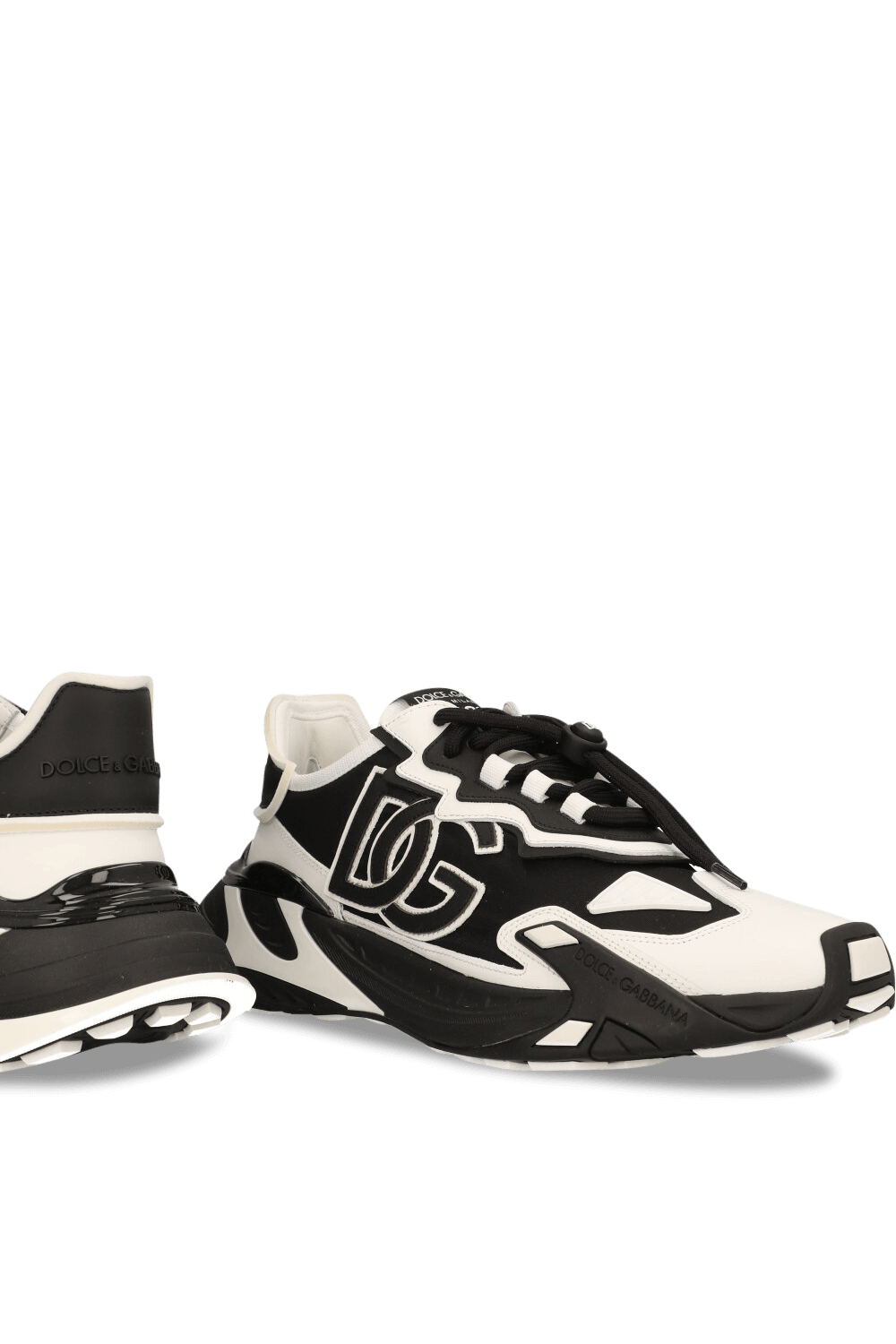 תמונת תקריב של נעלי סניקרס