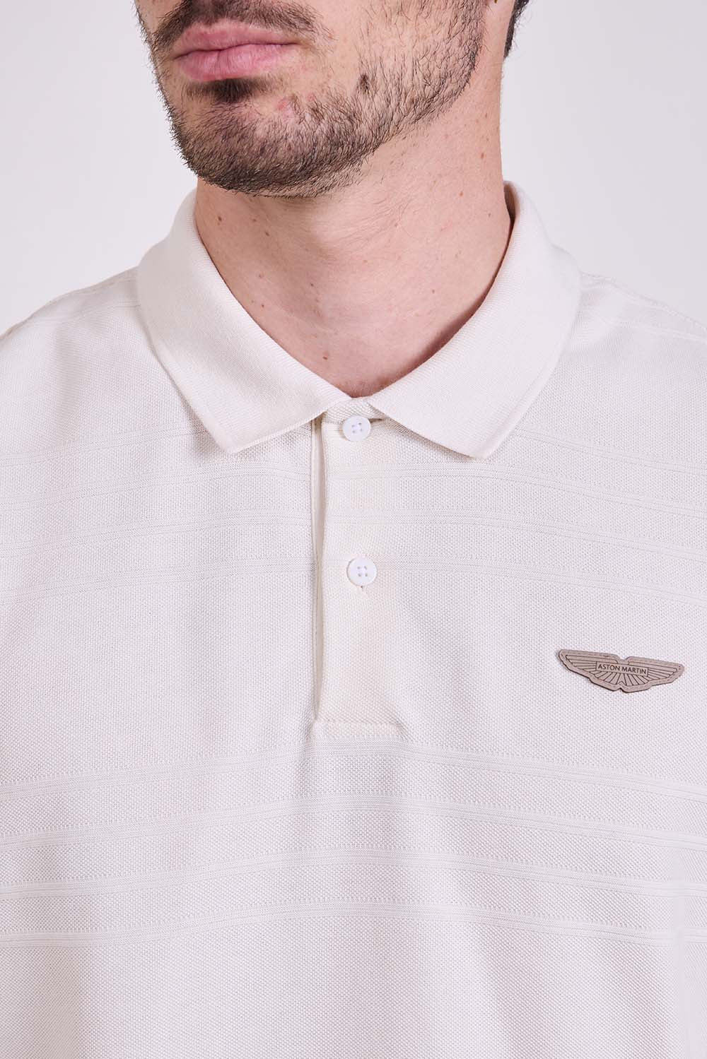 תמונת תקריב דוגמן של חולצת פולו