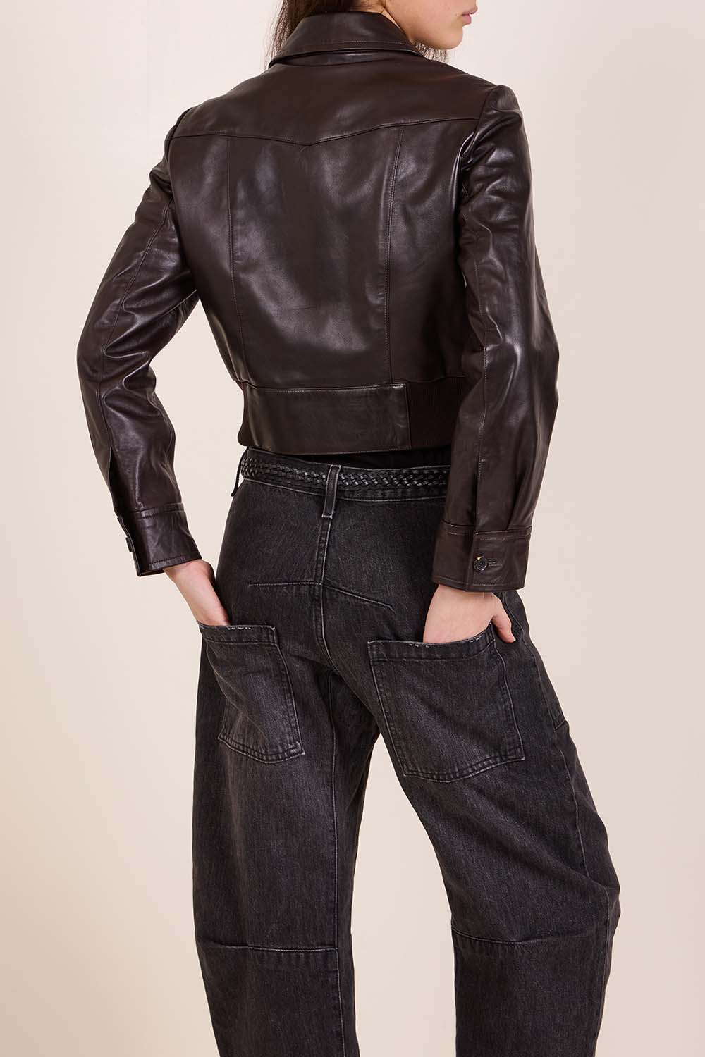 תמונת דוגמן אחורית של ז'קט עור