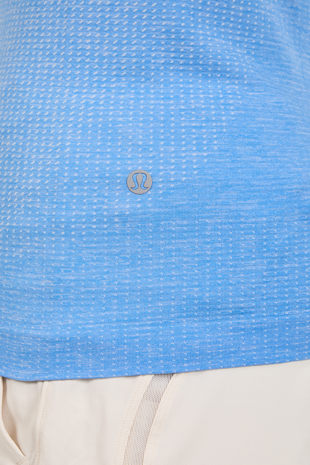 תמונת תקריב דוגמן של Metal Vent Tech Short-Sleeve Shirt