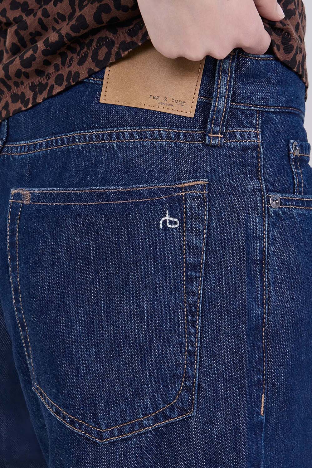 תמונת תקריב דוגמן של מכנסי ג'ינס לוגן בגזרה רחבה