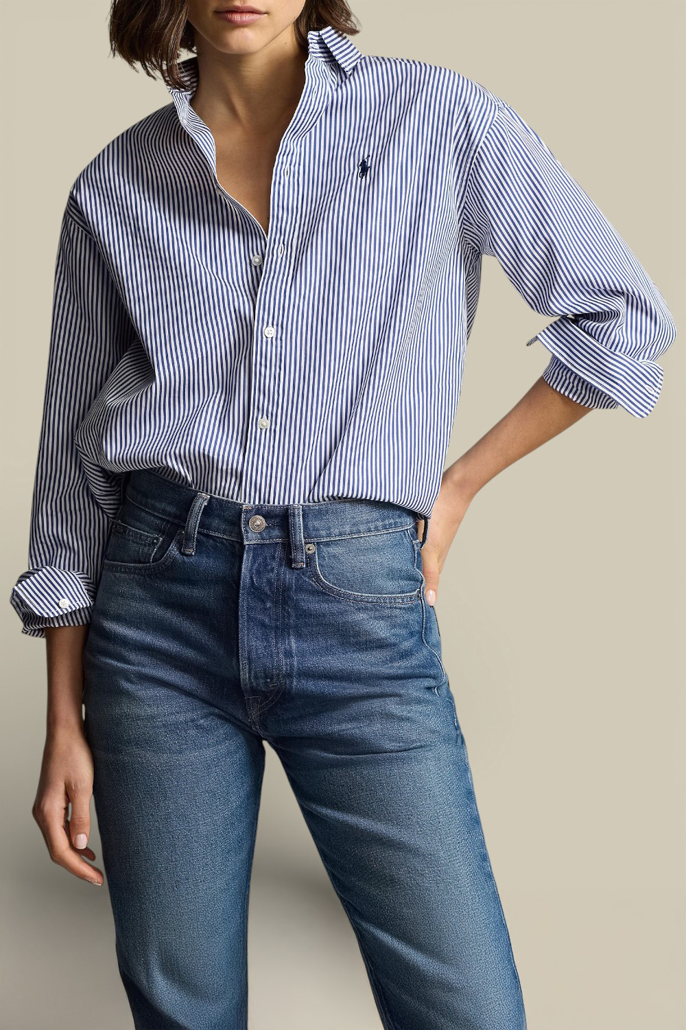 תמונת דוגמן קידמית של חולצת כפתורים ארוכה