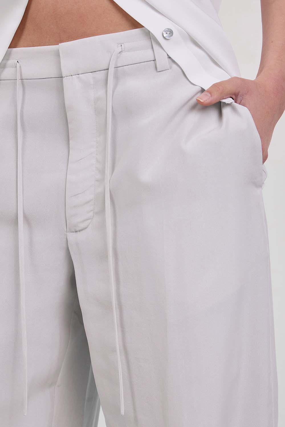 תמונת תקריב דוגמן של מכנסיים מחויטים