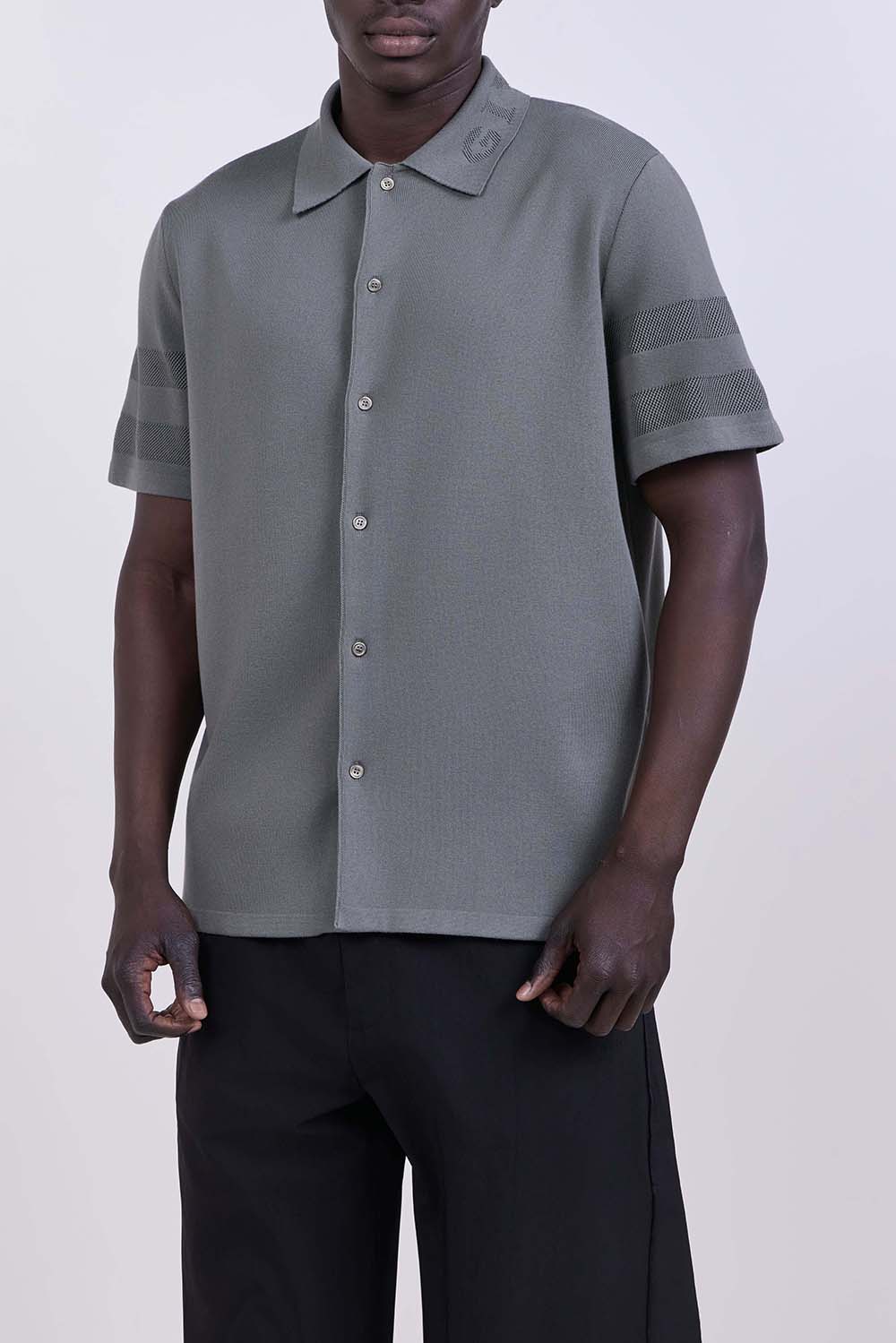 תמונת דוגמן קידמית של חולצה מכופתרת בגזרה משוחררת