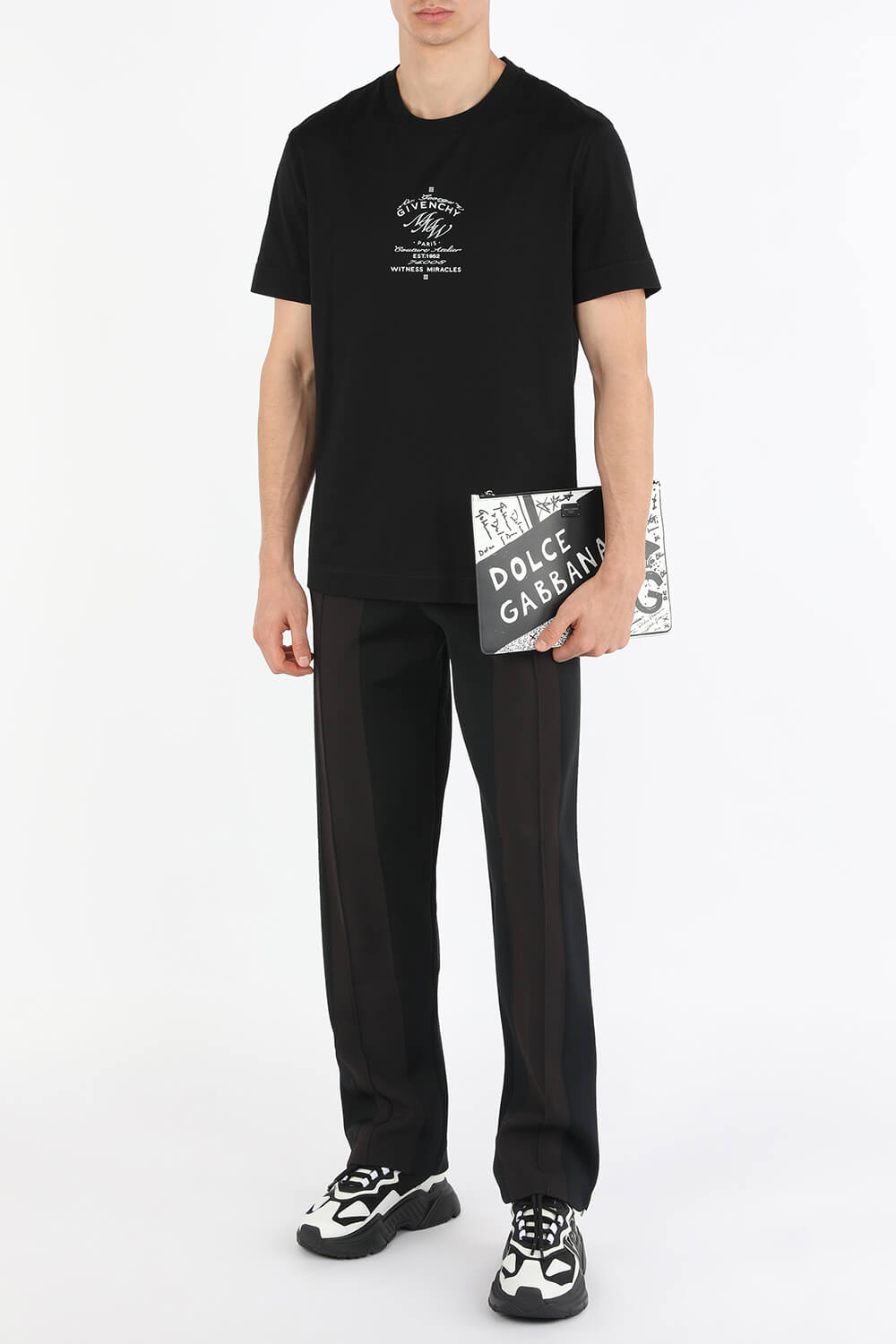 תמונת דוגמן קידמית של תיק קלאץ' עם הדפס גרפי בצבע לבן