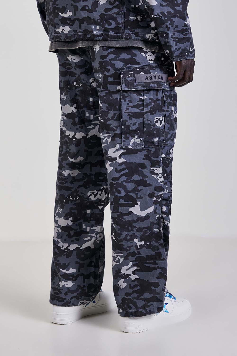 תמונת דוגמן אחורית של מכנסי קרגו