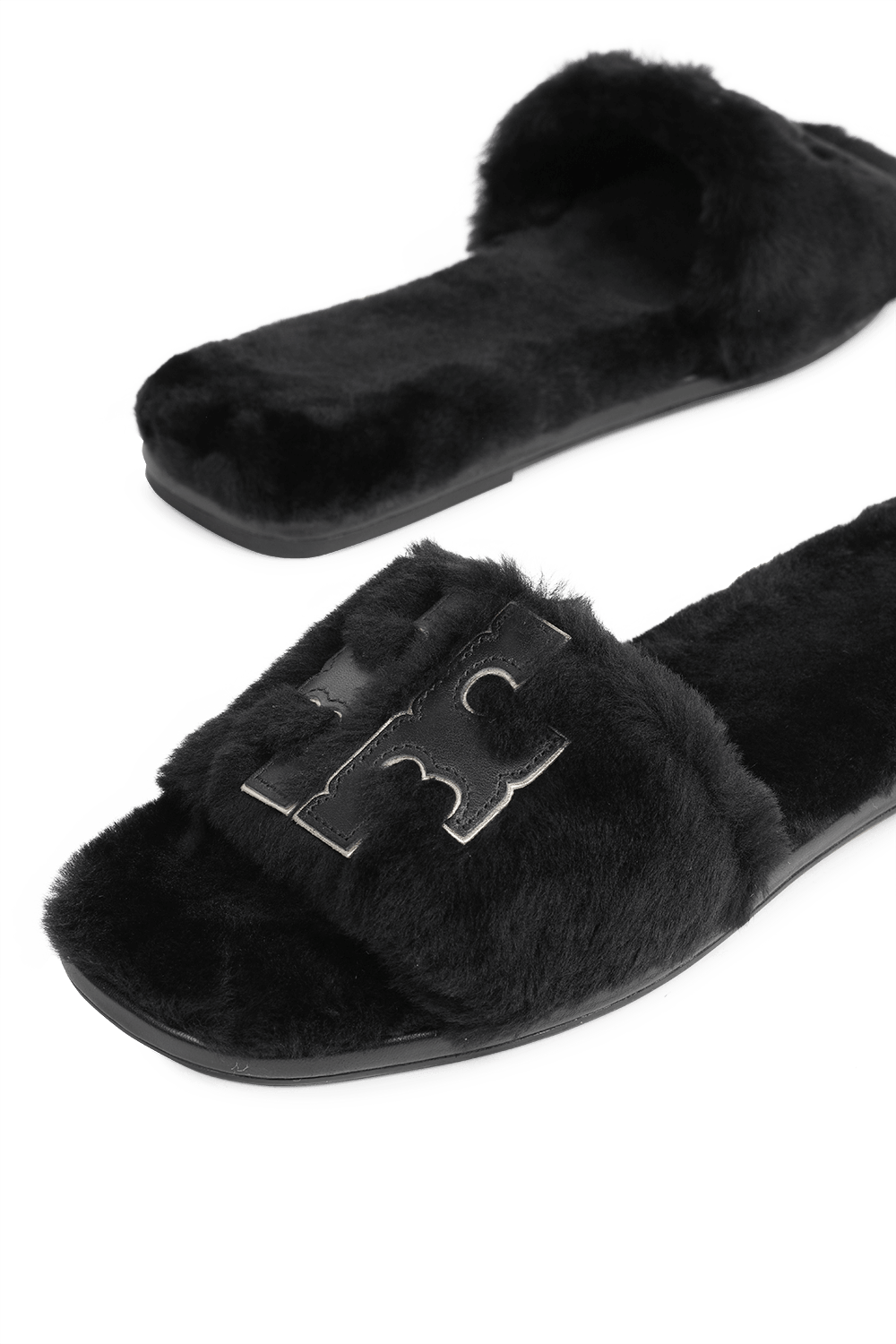 תמונת תקריב של כפכפי סליידס פרוותיים בגוון שחור