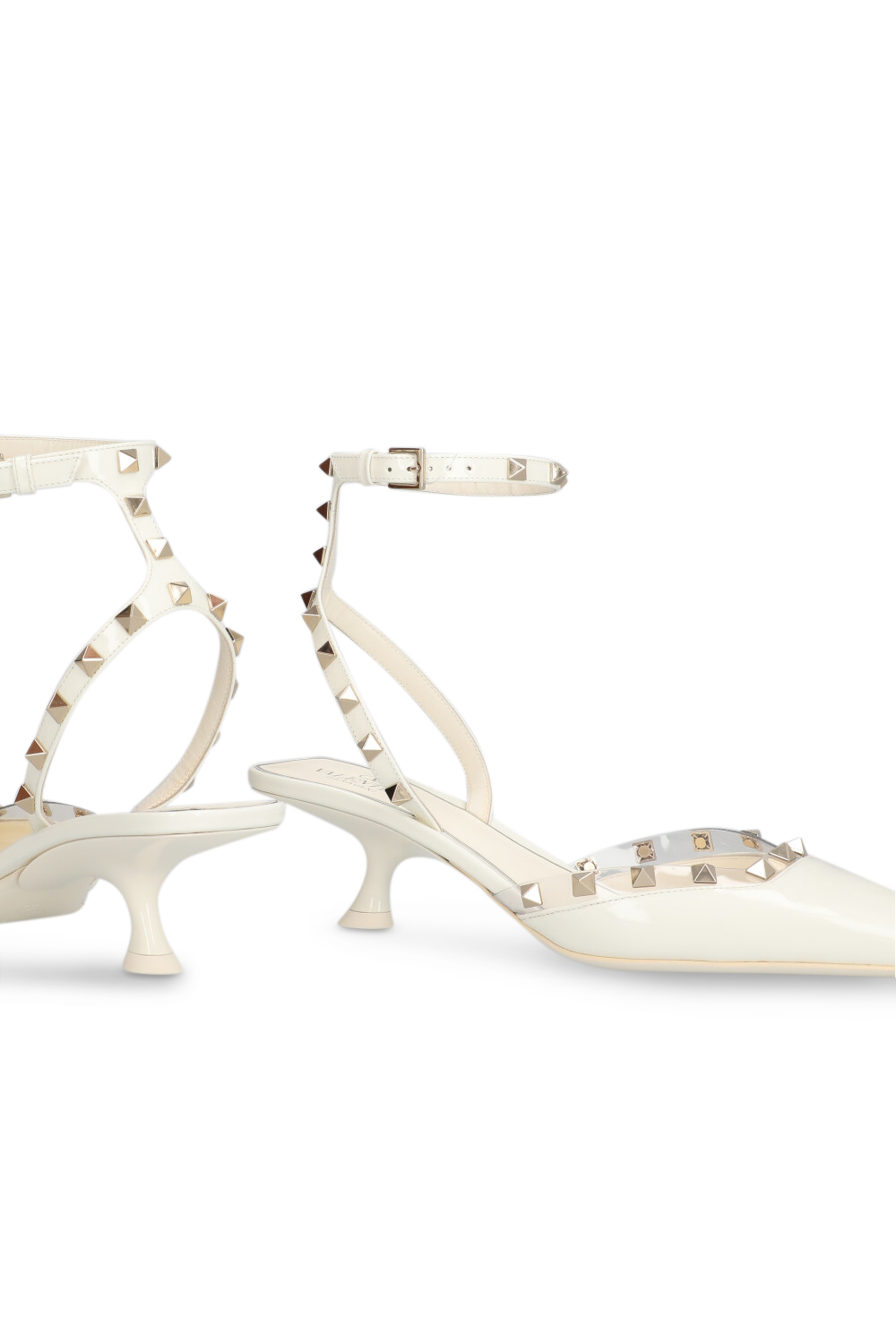 תמונת תקריב של נעלי עקב עם ניטים