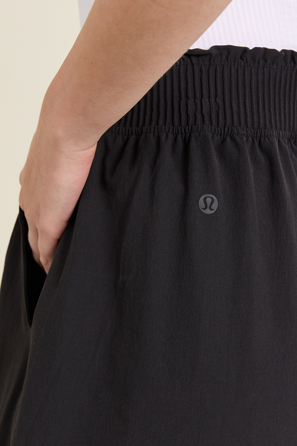 תמונת תקריב דוגמן של Stretch Woven High-Rise Wide-Leg Cropped Pant