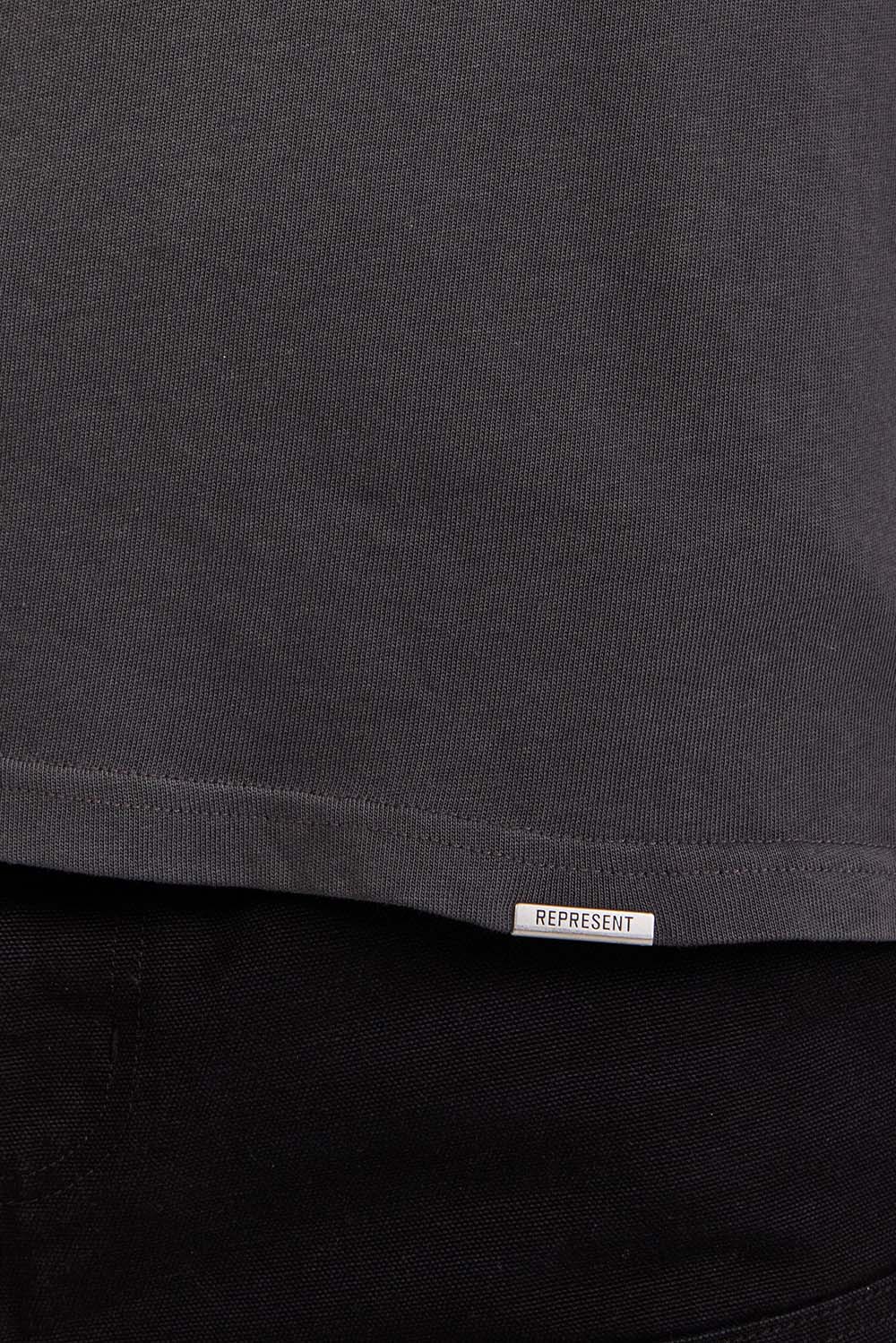 תמונת תקריב דוגמן של חולצת טי