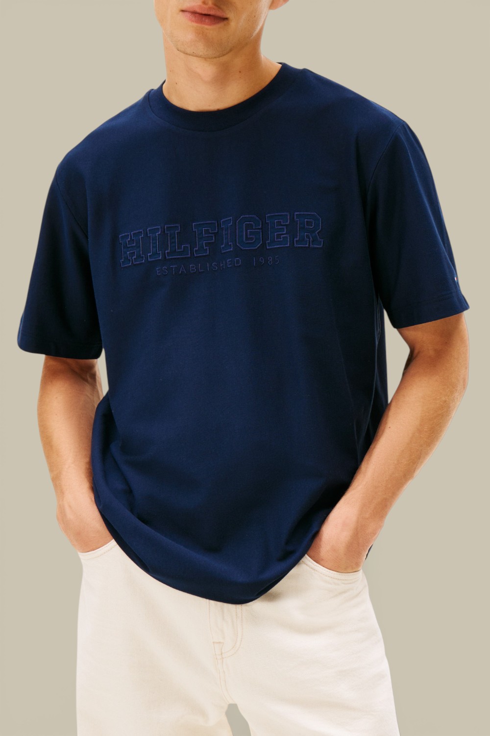 תמונת דוגמן קידמית של חולצת טי