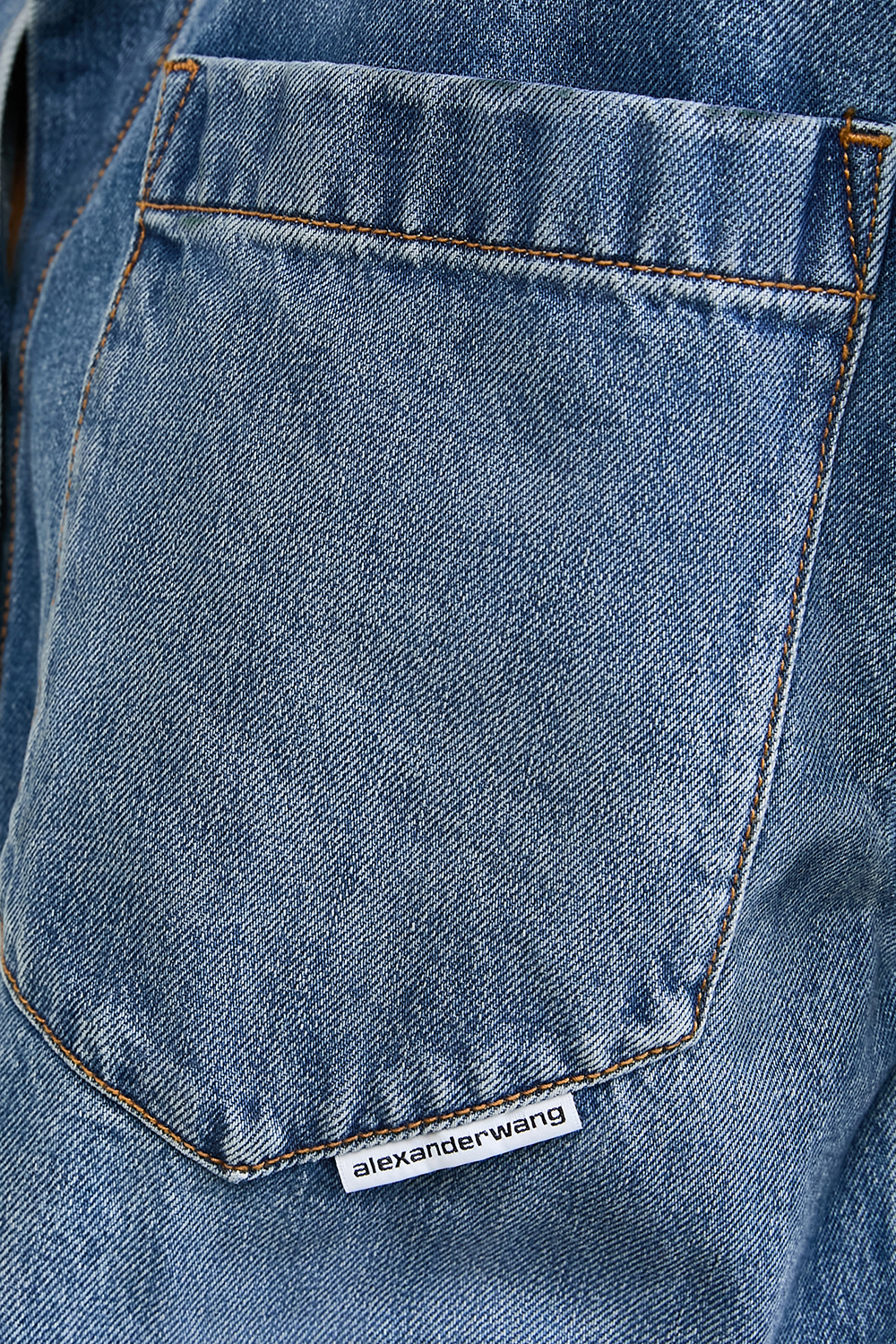 תמונת תקריב דוגמן של שמלת ג'ינס במראה חולצה וחצאית מיני