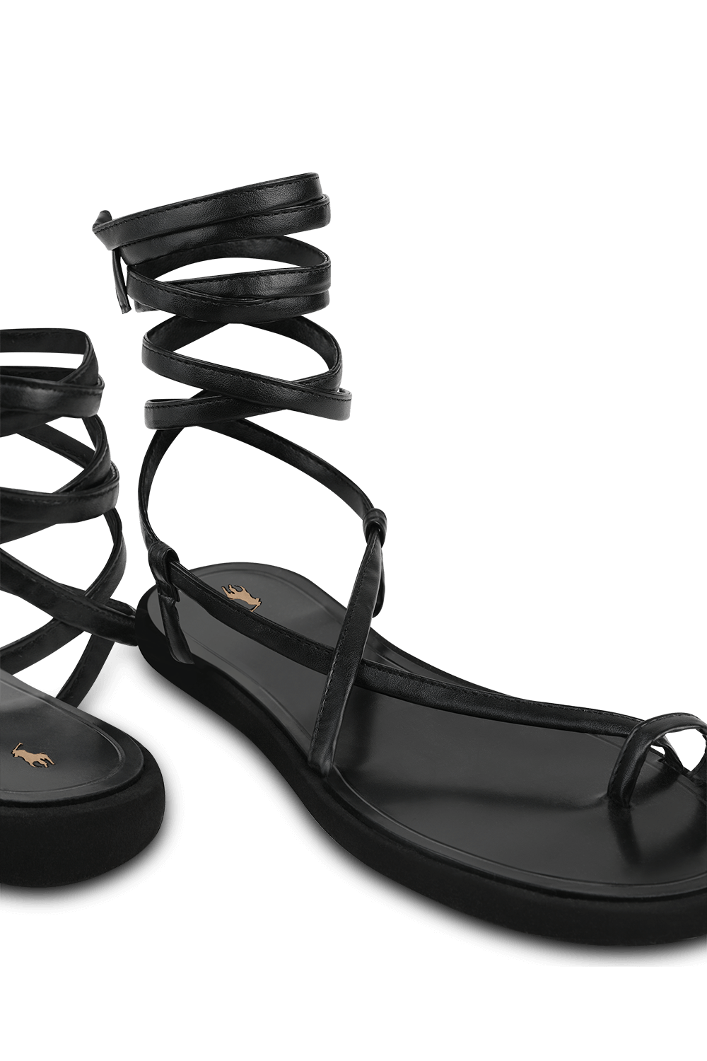 תמונת תקריב של סנדלים שטוחים עם רצועות קרסול