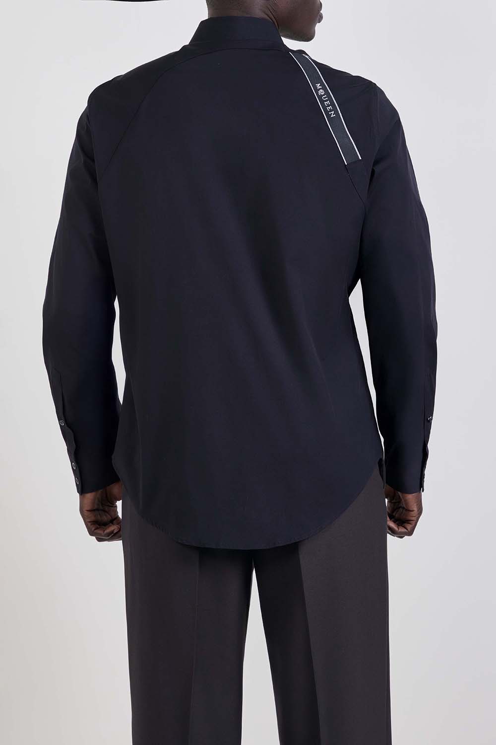 תמונת דוגמן אחורית של חולצת כפתורים ארוכה