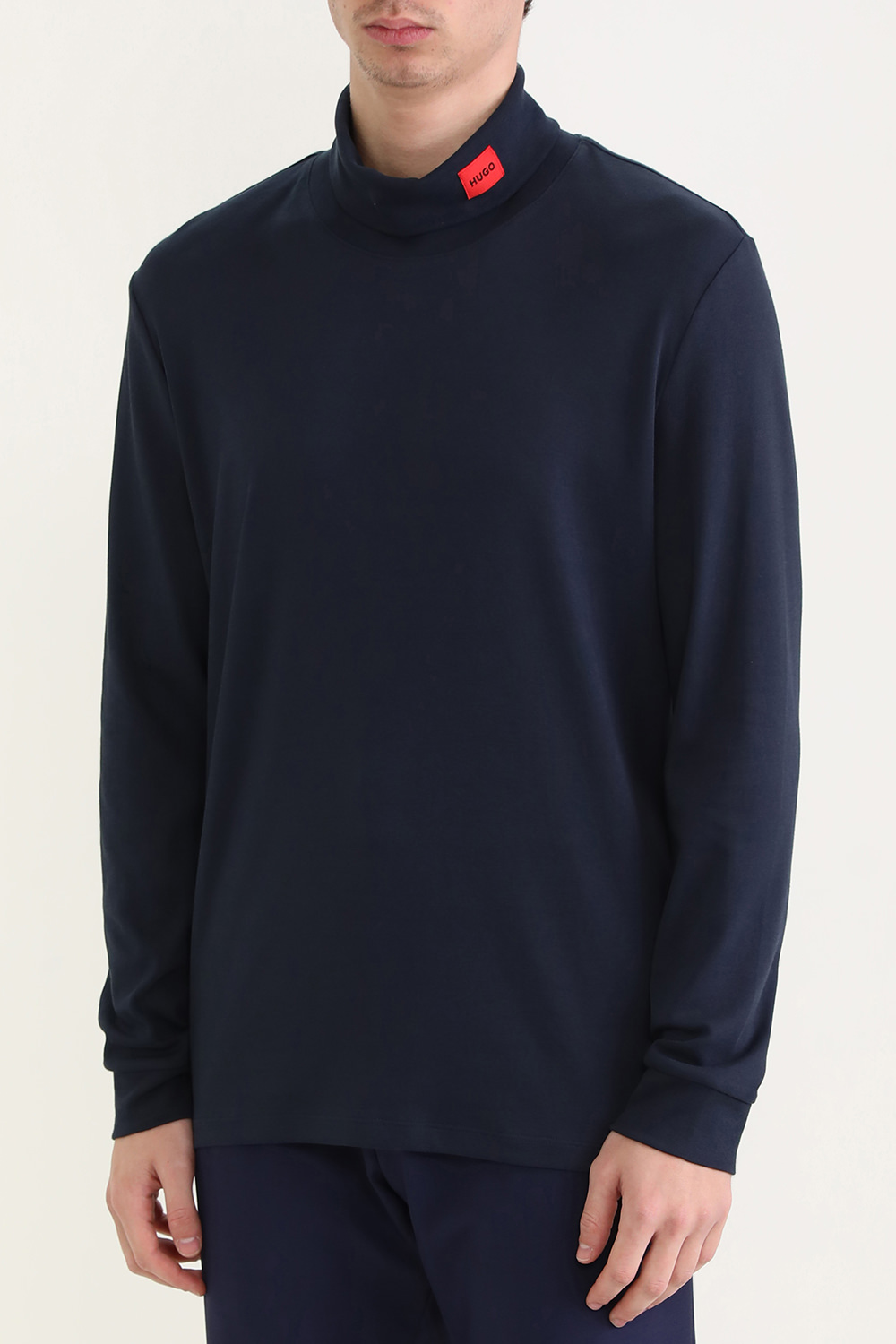 תמונת דוגמן קידמית של חולצת טי גולף ארוכה עם לוגו פאץ'