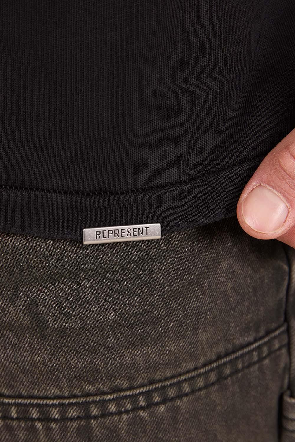 תמונת תקריב דוגמן של חולצת טי מצוירת