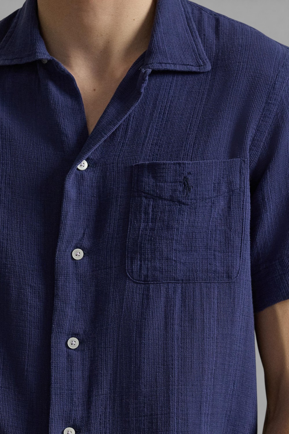 תמונת תקריב דוגמן של חולצה מכופתרת שרוול קצר