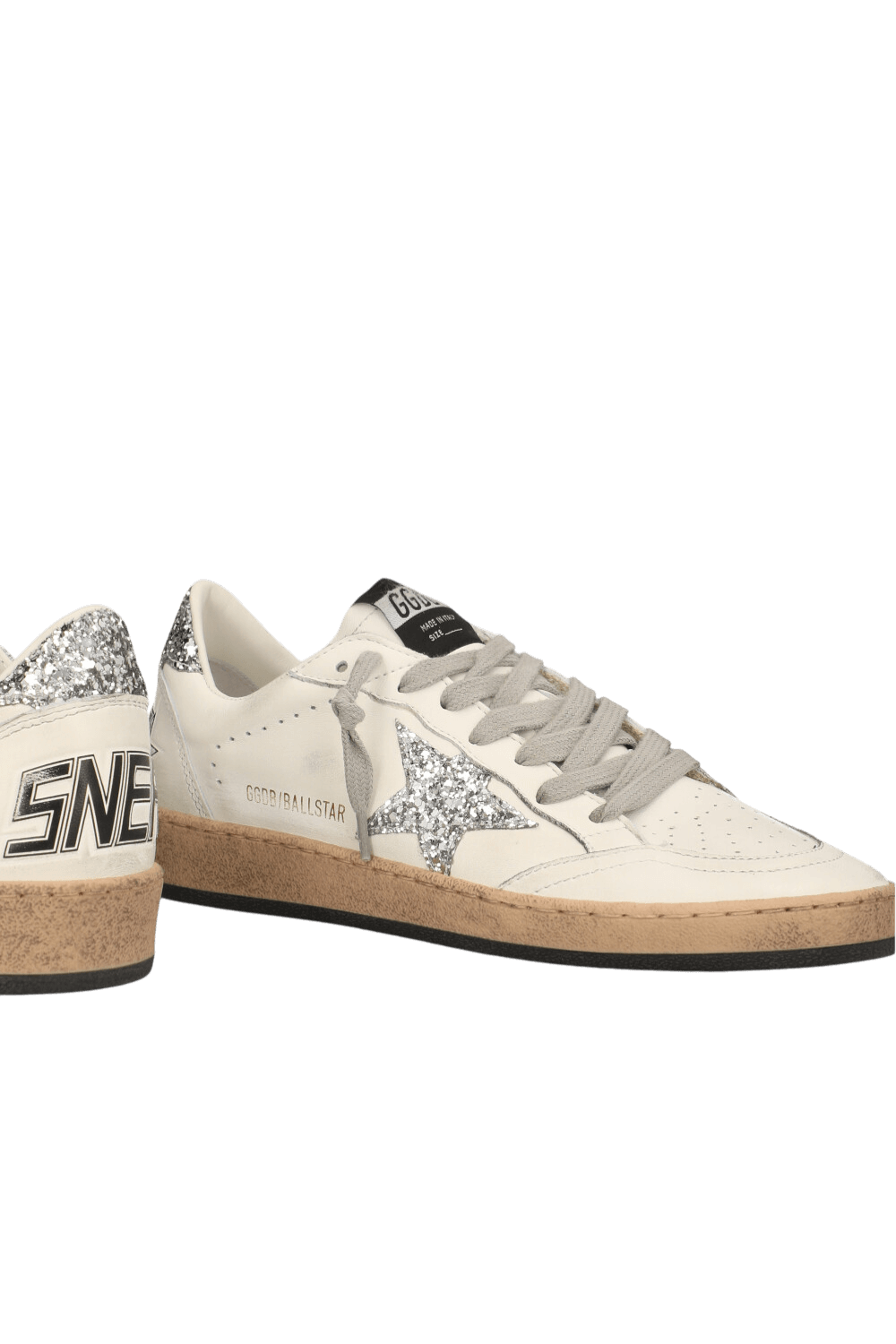 תמונת תקריב של נעלי סניקרס בולסטאר