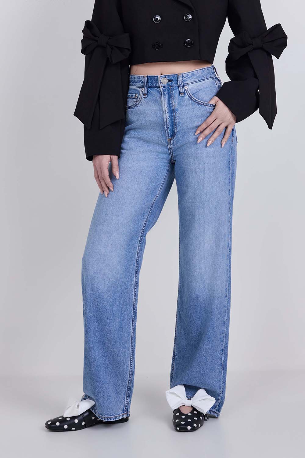 תמונת דוגמן קידמית של מכנסי ג'ינס בגזרה משוחררת