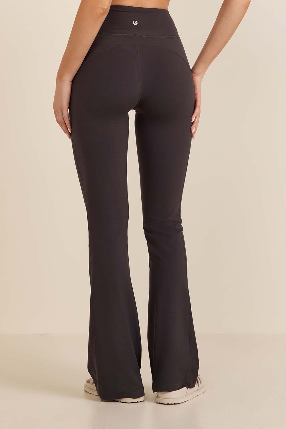 תמונת דוגמן אחורית של Groove Nulu High-Rise Flared Pant Regular