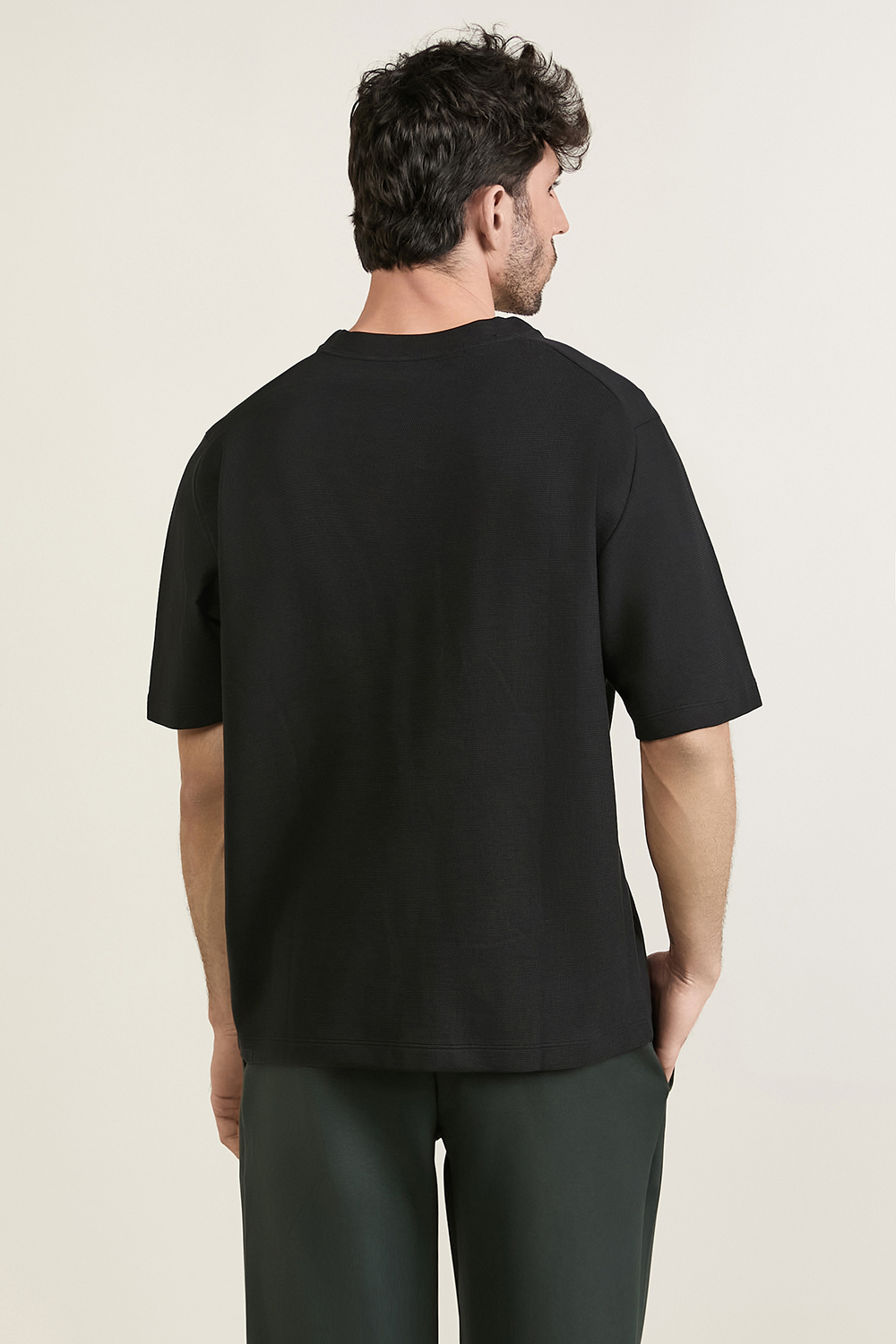 תמונת דוגמן אחורית של Heavyweight Cotton Textured Short-Sleeve Shirt