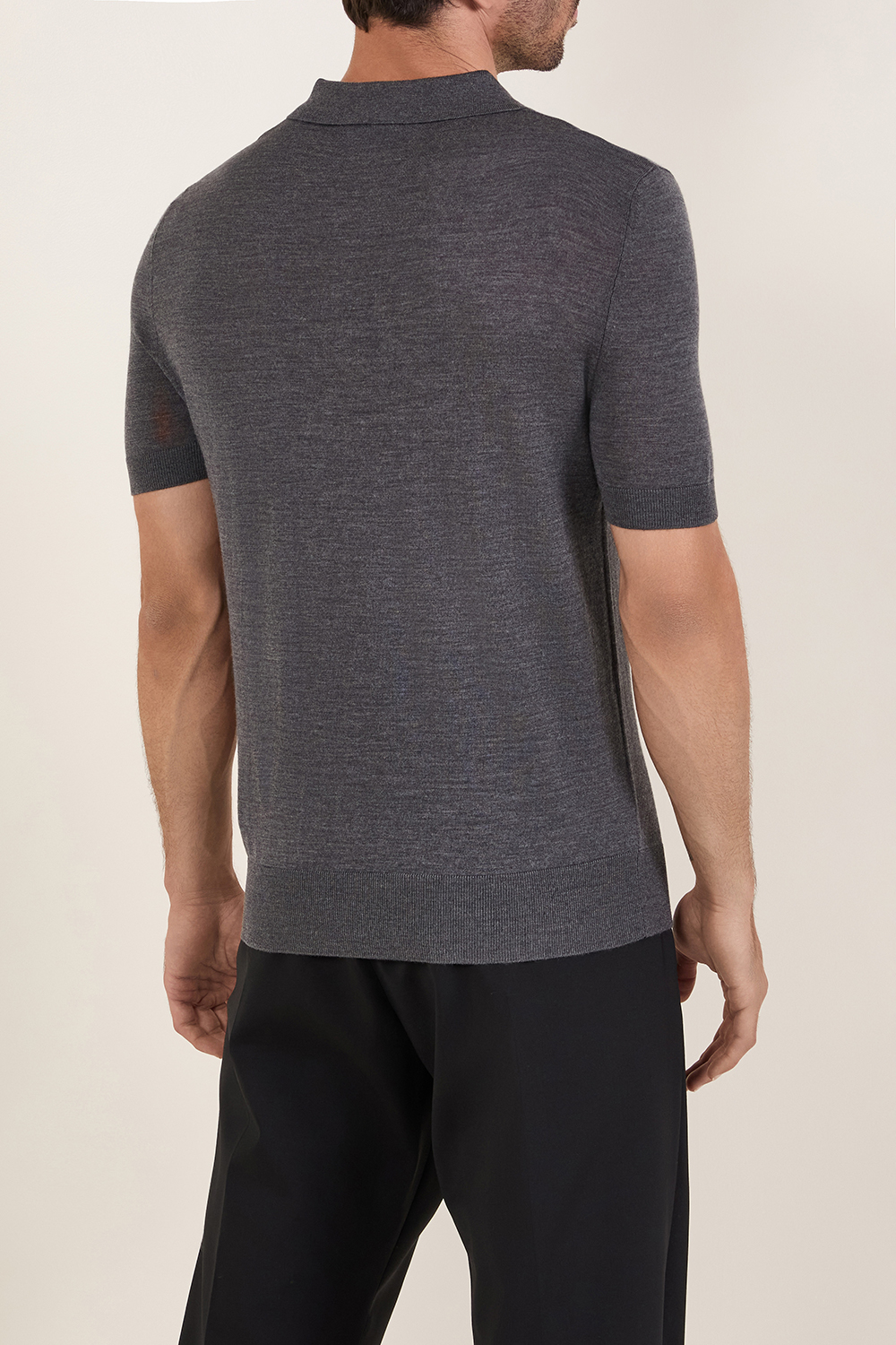תמונת דוגמן אחורית של חולצת פולו מצמר