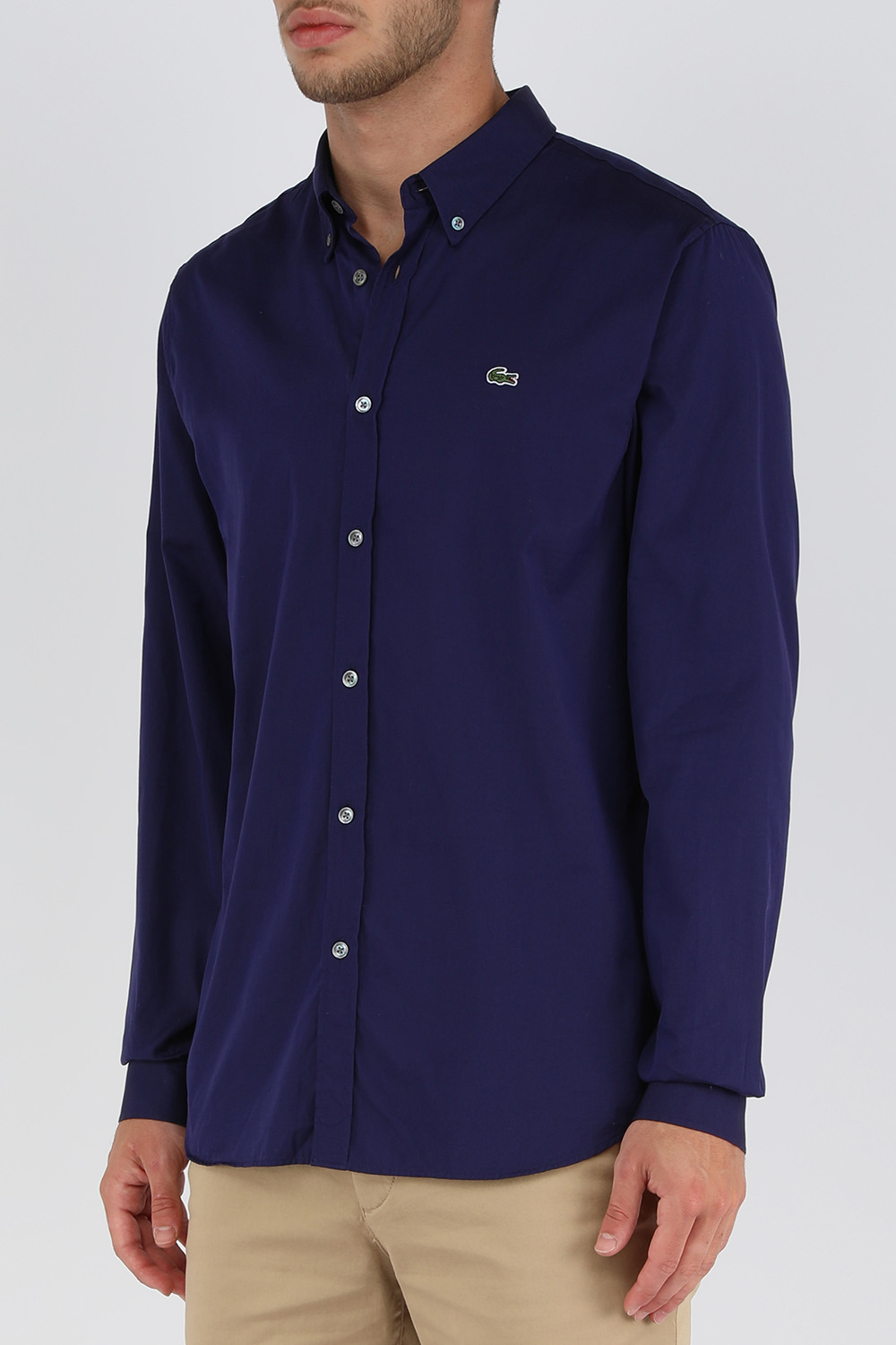 תמונת דוגמן קידמית של חולצה מכופתרת כחולה בגזרה ישרה